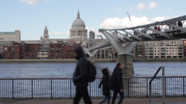 Millenium Bridge Paul Cathedral Londyn Anglia Wielka Brytania Czasie Rzeczywistym — Wideo stockowe