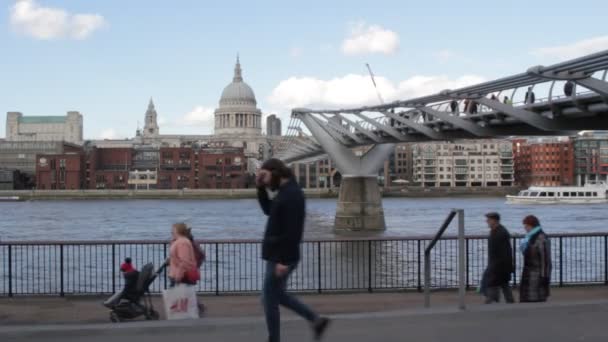 Millenium Bridge Paul Cathedral London England Echtzeit März 2018 Stock — Stockvideo