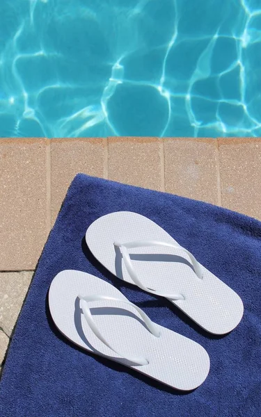 Poolsidepool Handtuch Strandschuhe Pool Sommerurlaub Landschaftlich Reizvolle Sonnenbrille Und Tanga — Stockfoto