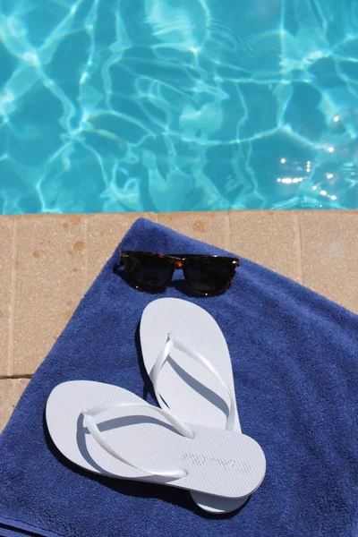 Bazén Ručník Plážové Boty Bazén Letní Dovolená Malebné Sluneční Brýle — Stock fotografie