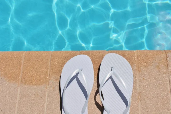 Poolsidepool Handtuch Strandschuhe Pool Sommerurlaub Landschaftlich Reizvolle Sonnenbrille Und Tanga — Stockfoto