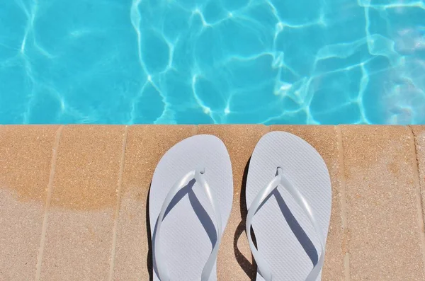 Poolsidepool Handtuch Strandschuhe Pool Sommerurlaub Landschaftlich Reizvolle Sonnenbrille Und Tanga — Stockfoto