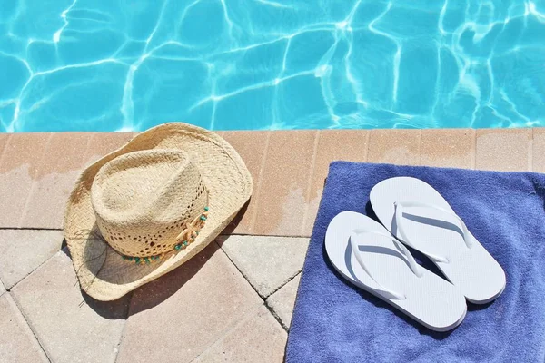 Piscina Toalha Praia Sapatos Piscina Verão Férias Óculos Sol Cênicos — Fotografia de Stock