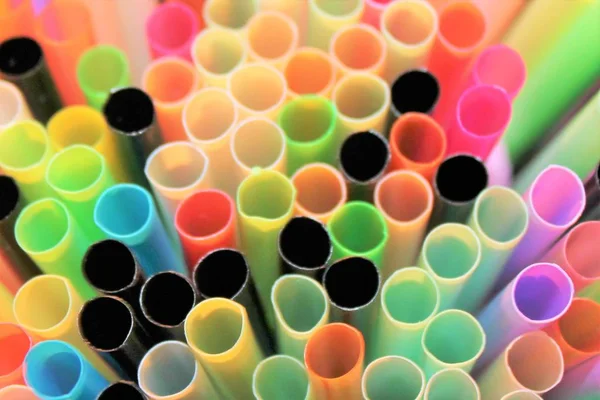 Stro Rietjes Plastic Drinken Achtergrondkleur Rijke Volledig Scherm Voorraad Foto — Stockfoto