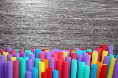 saman pipetler plastik içme arka plan renkli tam ekran tek kullanım kirliliği kopyalama alanı stok, fotoğraf, fotoğraf, resim, resim,