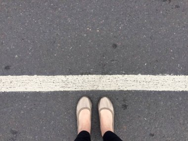 Sosyal uzaklık koronavirüs covid-19 kavramı - virüsün fotokopi alanı ile yayılmasını yavaşlatmak / durdurmak için sosyal uzaklık - stok fotoğrafı