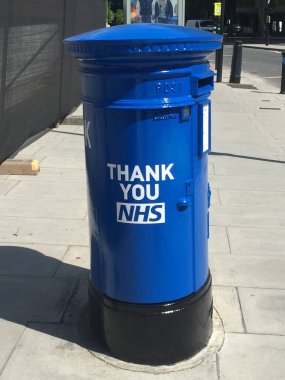 Londra, İngiltere - 09 / 05 / 2020: Boris Johnson 'ın tedavi edildiği Londra' daki St. Thomas hastanesinin önündeki mavi teşekkür posta kutusu. Diğerleri Manchester, Edinburgh ve Belfast 'ta toplam 5 kişi.