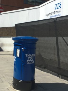 Londra, İngiltere - 09 / 05 / 2020: Boris Johnson 'ın tedavi edildiği Londra' daki St. Thomas hastanesinin önündeki mavi teşekkür posta kutusu. Diğerleri Manchester, Edinburgh ve Belfast 'ta toplam 5 kişi.