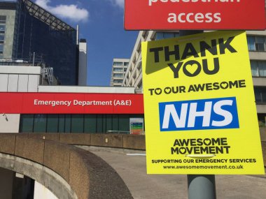 Londra, İngiltere -9 / 05 / 2020: Coronavirus tecridi sırasında NHS Boys & St. Thomas Hastanesi Boris Johnson 'ın tedavi gördüğü acil servis hastanesinin önündeki imzaya teşekkür edin - stok fotoğrafı