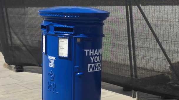 London 2020 Blue Thank You Nhs Postbus Buiten Thomas Ziekenhuis — Stockvideo