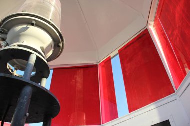 Portland, Maine, ABD - 20.11.2019: Portland Limanı 'ndaki deniz feneri. Maine ME, Spring Point LEGHTHOUSE büyük kayalar arasında geniş boşluklar bulunan dalgakıranların sonunda yer almaktadır.