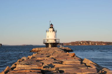 Portland, Maine, ABD - 20.11.2019: Portland Limanı 'ndaki deniz feneri. Maine ME, Spring Point LEGHTHOUSE büyük kayalar arasında geniş boşluklar bulunan dalgakıranların sonunda yer almaktadır.