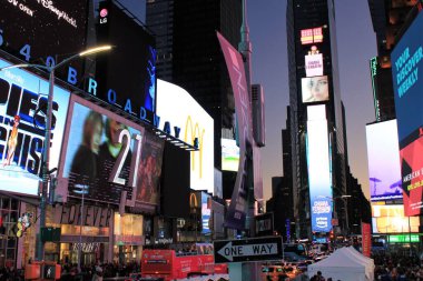 New York, U.S.A - 20 / 12 / 2019: Manhattan şehir merkezindeki Broadway alanı, popüler turistik mekan ışıkları, neon reklamları ve gösterileri - stok fotoğrafı