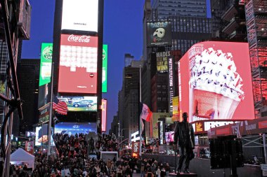 New York, U.S.A - 20 / 12 / 2019: Manhattan şehir merkezindeki Broadway alanı, popüler turistik mekan ışıkları, neon reklamları ve gösterileri - stok fotoğrafı