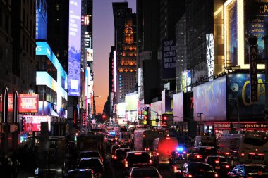 New York, U.S.A - 20 / 12 / 2019: Manhattan şehir merkezindeki Broadway alanı, popüler turistik mekan ışıkları, neon reklamları ve gösterileri - stok fotoğrafı