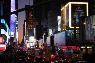 New York, U.S.A - 20 / 12 / 2019: Manhattan şehir merkezindeki Broadway alanı, popüler turistik mekan ışıkları, neon reklamları ve gösterileri - stok fotoğrafı