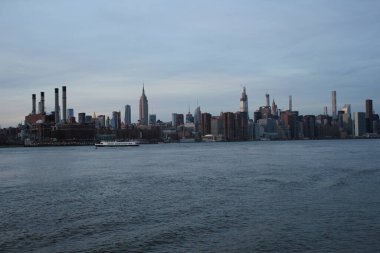 New York, ABD - 20 / 12 / 2019: Williamsburg Köprüsü New York Manhattan gökdelenlerinin arkasında - stok fotoğrafı