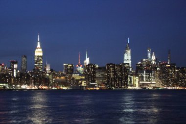 New York, ABD - 20 / 12 / 2019: Williamsburg Köprüsü New York Manhattan gökdelenlerinin arkasında - stok fotoğrafı