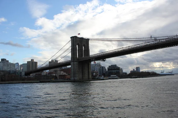 2019年12月20日 美国纽约 纽约布鲁克林大桥 曼哈顿摩天大楼落在后面 横跨哈德逊河 — 图库照片