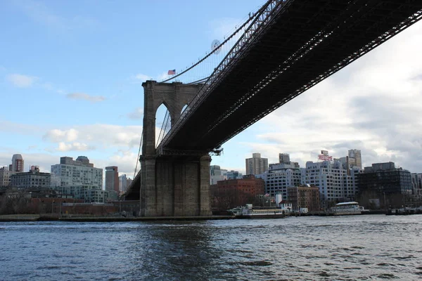 2019年12月20日 美国纽约 纽约布鲁克林大桥 曼哈顿摩天大楼落在后面 横跨哈德逊河 — 图库照片