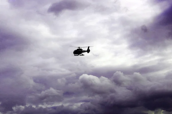 Een Silhouet Stijl Foto Van Helikopter Vliegend Tijdens Een Stormachtige — Stockfoto