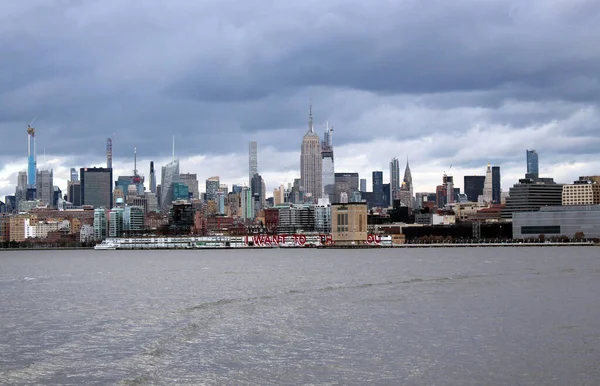 ニューヨーク アメリカ 2019 ダウンタウンのマンハッタンのスカイラインとハドソンからの高層ビルの景色 — ストック写真