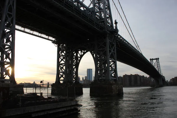 윌리엄스버그 다리입니다 윌리엄스 다리의 맨해튼 브루클린의 자치구를 연결하는 이스트 가로지르는 — 스톡 사진