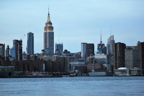 2019年12月20日 美国纽约 位于纽约曼哈顿的威廉斯堡大桥落日后的摩天大楼 — 图库照片