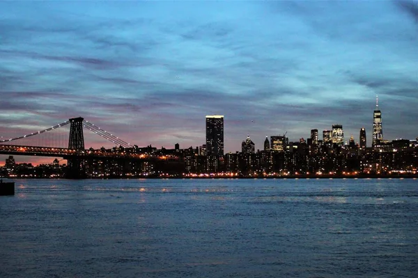 2019年12月20日 美国纽约 位于纽约曼哈顿的威廉斯堡大桥落日后的摩天大楼 — 图库照片