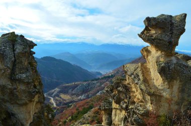 Bulgaristan 'daki dağlarda tuhaf taşlar oluşuyor.
