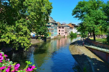Ile Nehri seti ve Strasbourg 'un antik mimarisi.