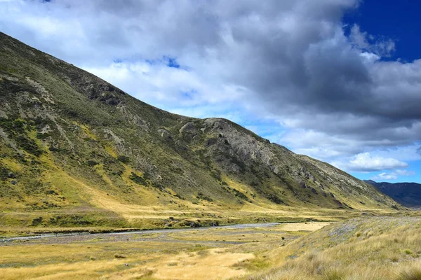 Wunderschöne Landschaft in Neuseeland mit gelbem Grasland und Bergen. Bahnhof Molesworth, Südinsel. — Stockfoto