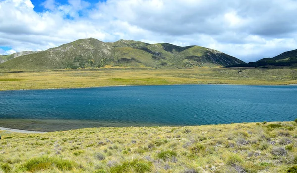 Bela paisagem na Nova Zelândia com lago Tennyson e montanhas. Estação de Molesworth, Ilha do Sul . — Fotografia de Stock