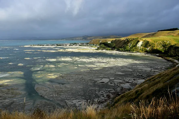 Bela paisagem neozelandesa perto de Kaikoura, South Bay, com o oceano e a paisagem sob um céu nublado . — Fotografia de Stock