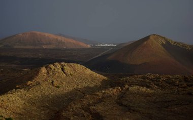 Sabahın erken saatlerinde Lanzarote 'de güzel bir volkanik manzara..