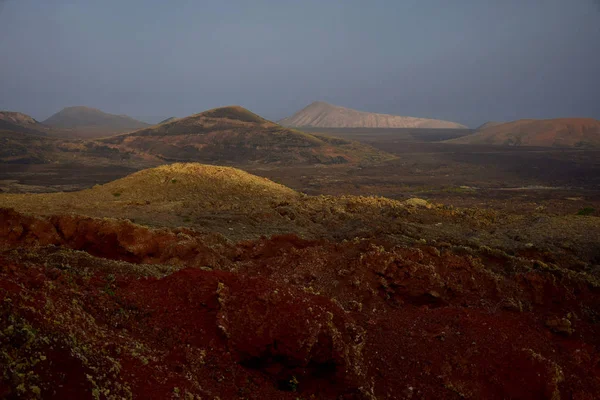 Sabahın erken saatlerinde Lanzarote 'de güzel bir volkanik manzara..
