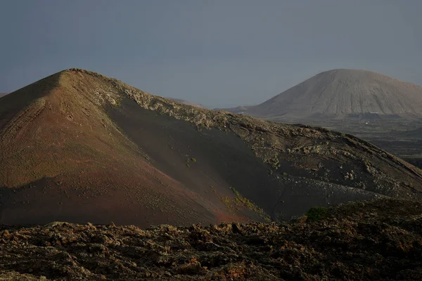 Uma bela paisagem vulcânica em Lanzarote no início da manhã luz . — Fotografia de Stock