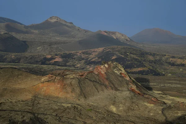 Чудовий вулканічний ландшафт Лансароте на ранковому сонці.. — стокове фото