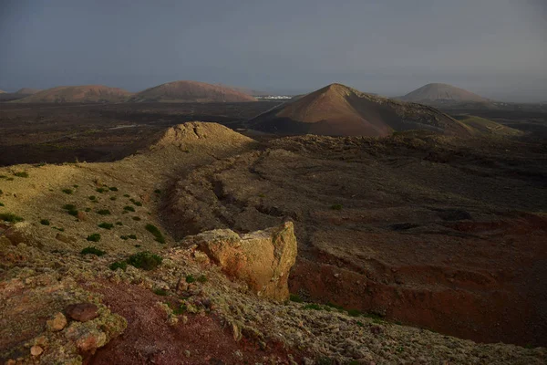 Een prachtig vulkanisch landschap in Lanzarote vroeg in de ochtend. Rechtenvrije Stockfoto's