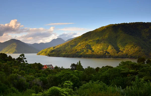 Ein Haus im Marlborough erklingt in der Abendsonne. Neuseeland, Südinsel. — Stockfoto