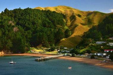 Marlborough Sesleri Yeni Zelanda, Güney Adası 'nda. Akşamları bazı evler, tekneler ve iniş yerleri olan Fransız Geçidi..
