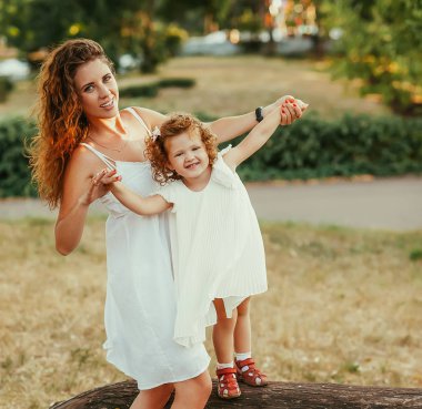 Anne ve kızı, babes