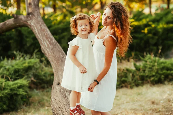 Anne ve kızı, babes