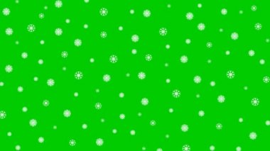 Yılbaşı dilekçesi. Yeşil zemin üzerinde beyaz kar taneleri olan izole kar yağışı. Döngülü video.