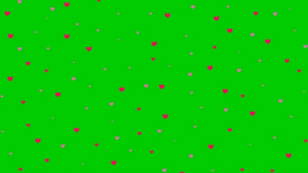 ピンクのハートが上から下へ飛ぶ緑の背景に隔離された心の雨 — ストック動画