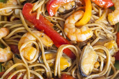 Buğday noodle soba karides ve sebze ile