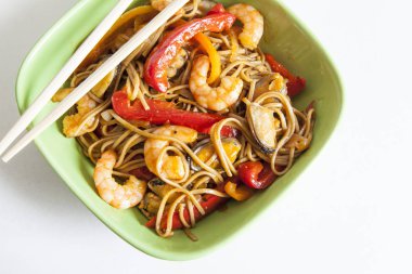 Buğday noodle soba karides ve sebze ile