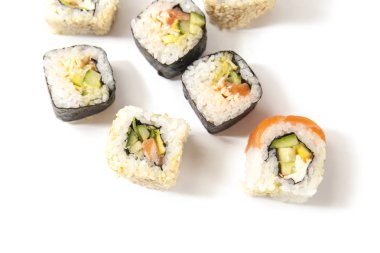 Japon california roll beyaz bir arka plan üzerine