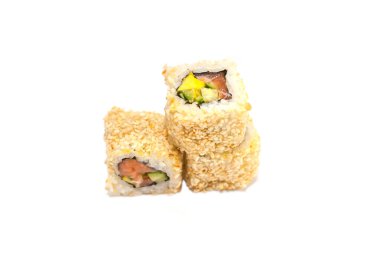 Japon california roll beyaz bir arka plan üzerine