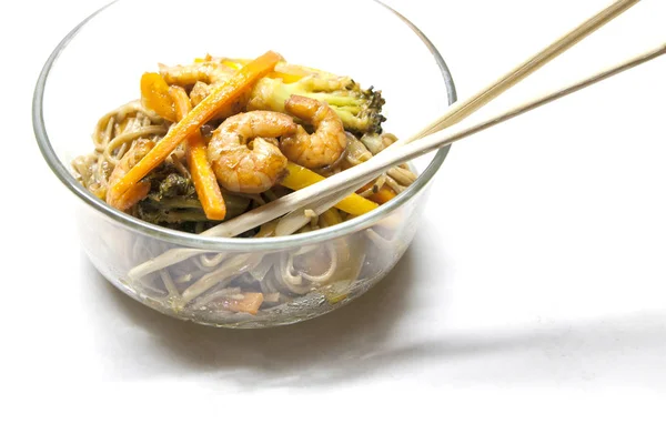 Nouilles au sarrasin soba aux crevettes et légumes — Photo